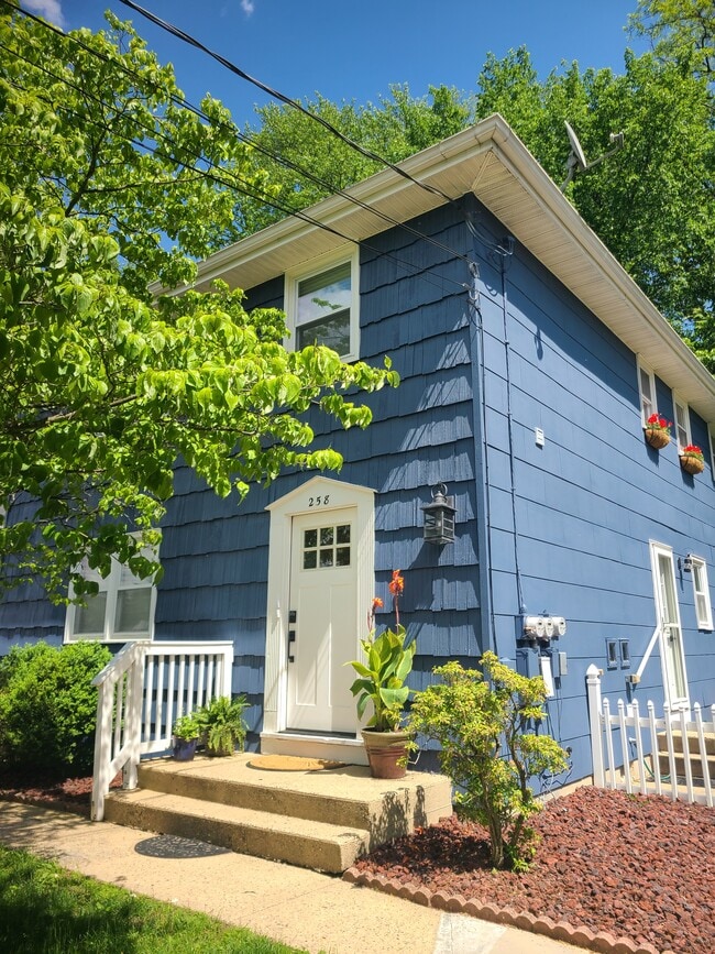 258 Evergreen Ave, Unit 2
