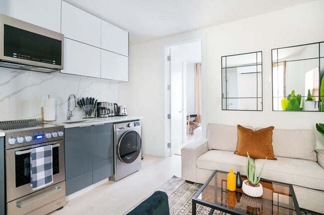 515 W 48th St in New York, NY - Building Photo - Building Photo