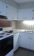 1221 Hopkins St in San Marcos, TX - Building Photo - Building Photo