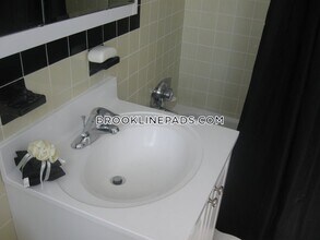 250 Independence Dr in Chestnut Hill, MA - Building Photo - Building Photo