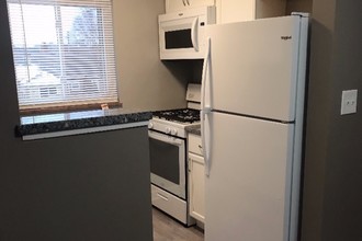 19101 Hilliard Blvd, Unit Apt 6 in Rocky River, OH - Building Photo - Building Photo