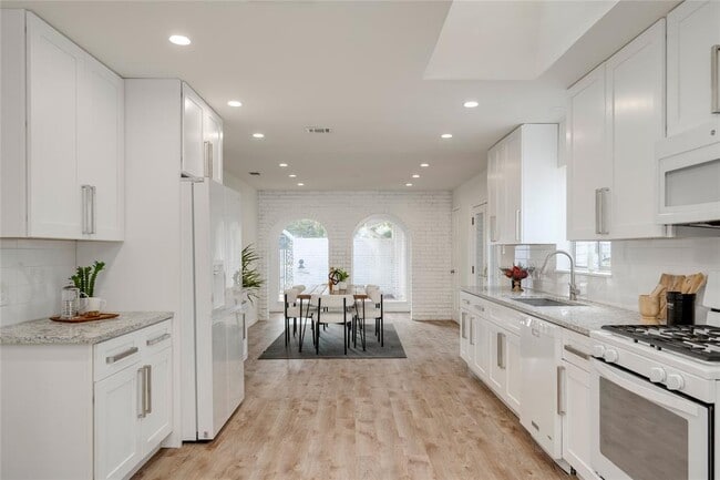 4202 N Hills Dr in Austin, TX - Building Photo - Building Photo