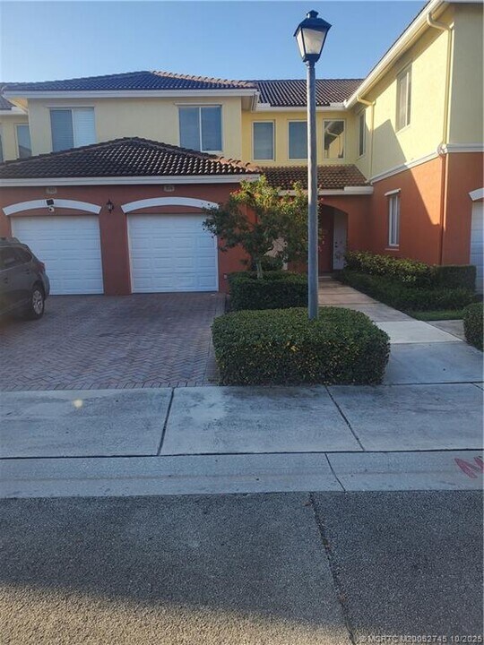 47 SE Sedona Cir in Stuart, FL - Foto de edificio