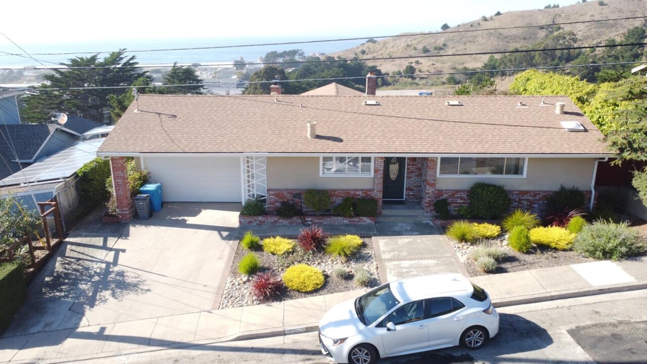 696 Corona Dr in Pacifica, CA - Building Photo