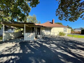 8921 E Broadway Ave in Spokane Valley, WA - Building Photo - Building Photo