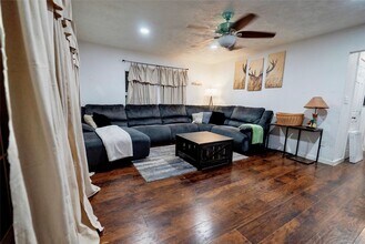 508 Clear Lake Rd in Highlands, TX - Building Photo - Building Photo