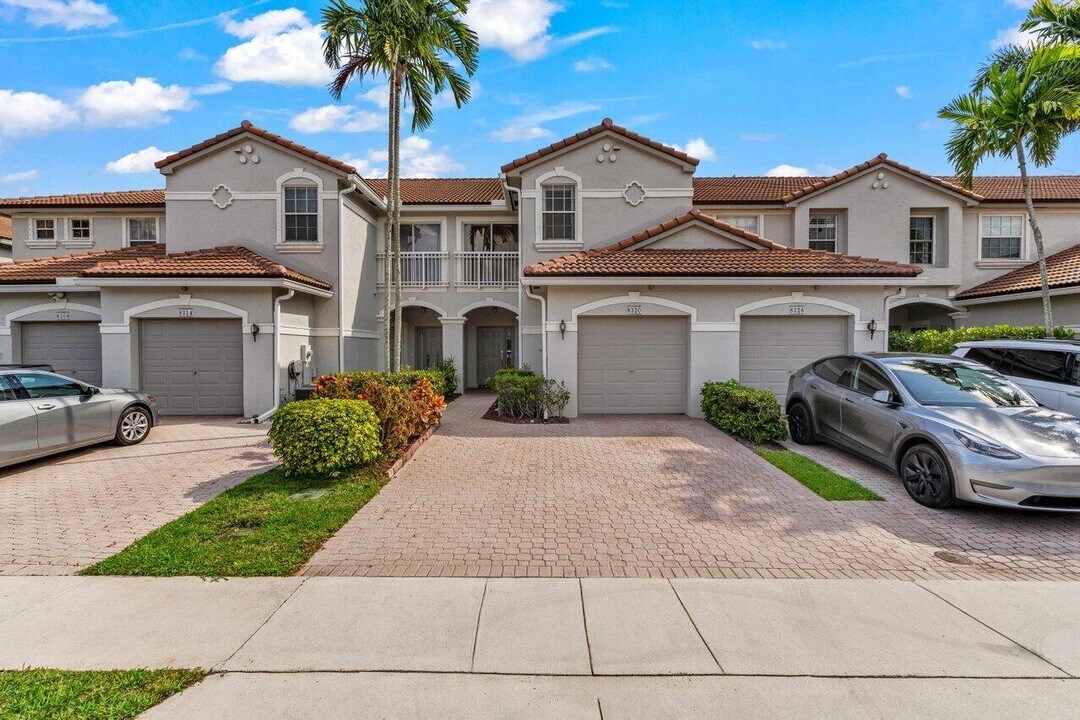 8320 Vía Serena in Boca Raton, FL - Building Photo