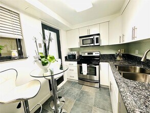 301 Golden Isles Dr, Unit 114 in Hallandale Beach, FL - Building Photo - Building Photo