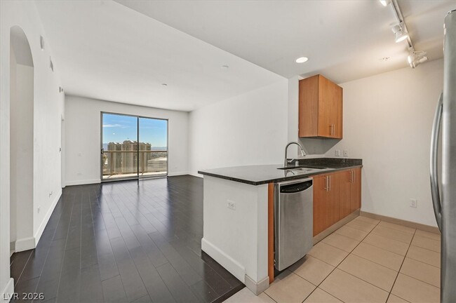 200 W Sahara Ave in Las Vegas, NV - Building Photo - Building Photo