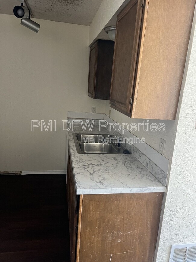 1510 Cherrycrest Ln in Dallas, TX - Building Photo - Building Photo