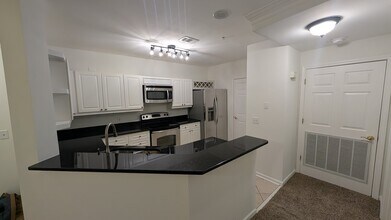 3334 Peachtree Rd NE, Unit 302 in Atlanta, GA - Foto de edificio - Building Photo