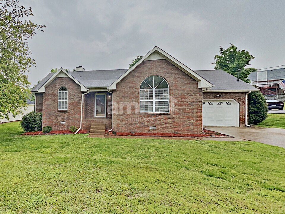 205 Apache Trail in White House, TN - Building Photo