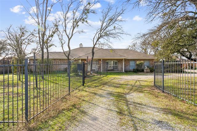 6437 Silver Creek Azle Rd in Azle, TX - Building Photo