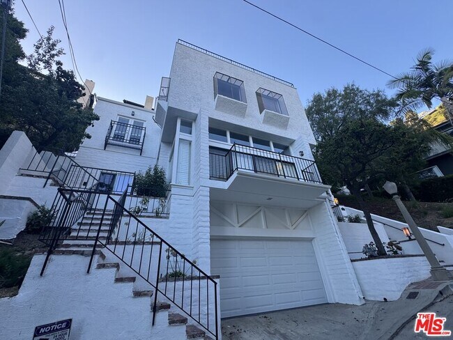 1713 Queens Ct in Los Angeles, CA - Building Photo - Building Photo