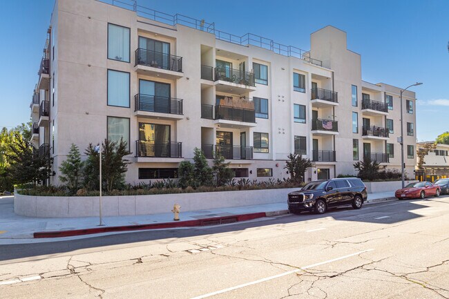 4818 Sepulveda Blvd in Sherman Oaks, CA - Building Photo - Building Photo