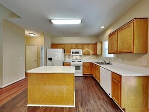 616 Hanska Way in Raleigh, NC - Building Photo - Building Photo