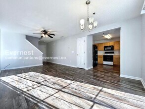 204 Cottonwood Creek Cir in Canton, GA - Foto de edificio - Building Photo