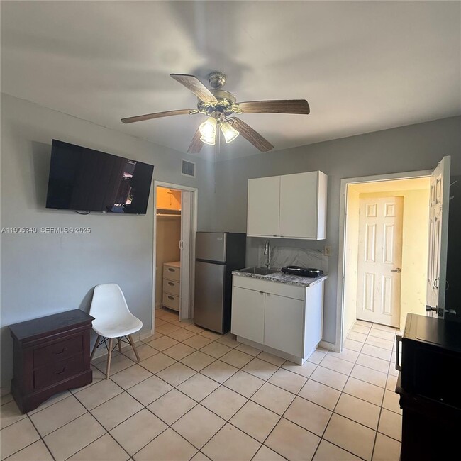 275 W 16th St in Hialeah, FL - Building Photo - Building Photo