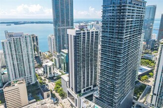 1010 Brickell Ave, Unit 3307 in Miami, FL - Foto de edificio - Building Photo