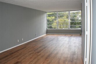 9450 Live Oak Pl, Unit 303 in Davie, FL - Foto de edificio - Building Photo