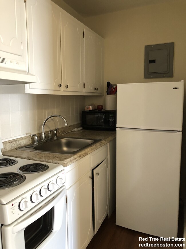 176 N Beacon St, Unit 1 in Boston, MA - Building Photo - Building Photo