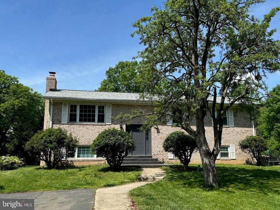 7209 Popkins Farm Rd in Alexandria, VA - Building Photo