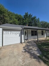 828 S Pershing St in Wichita, KS - Foto de edificio - Building Photo