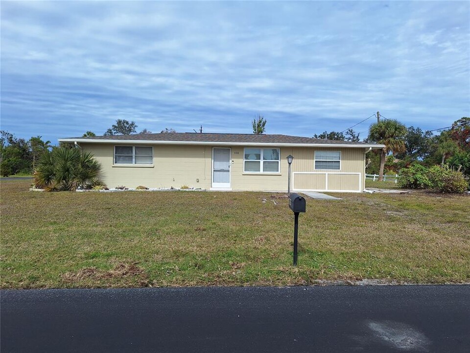 858 E 7th St in Englewood, FL - Building Photo