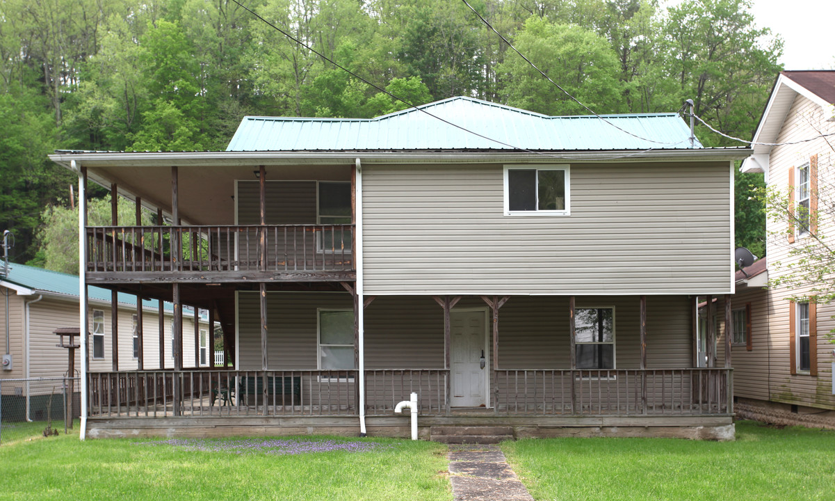 210 Koontz Ave in Clendenin, WV - Foto de edificio