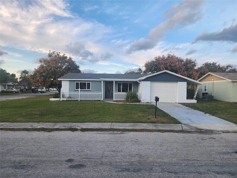 7225 Deerfield Dr in Port Richey, FL - Building Photo