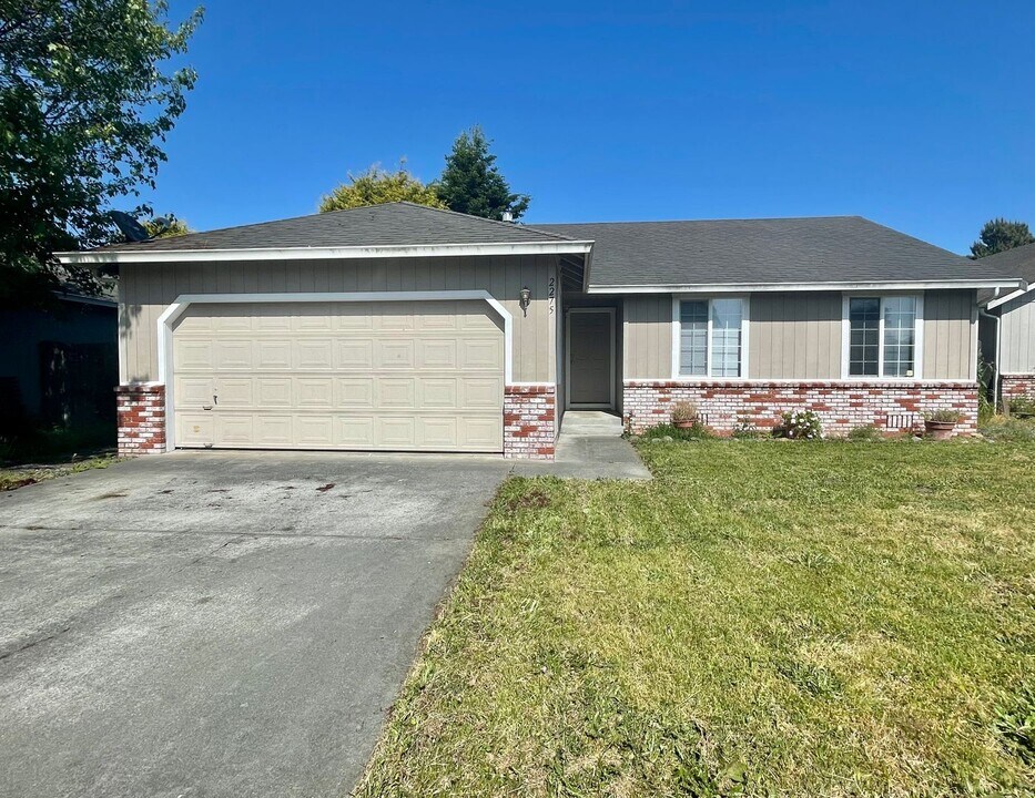 2275 Silverbrook Ct in Mckinleyville, CA - Building Photo