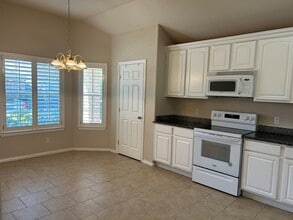 6911 Pinecrest Ave in Odessa, TX - Foto de edificio - Building Photo