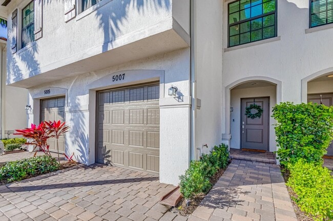 5007 Woods Edge Cir in Riviera Beach, FL - Building Photo - Building Photo