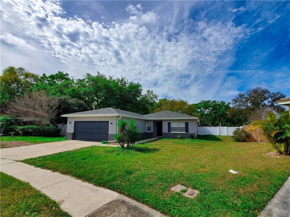 1643 W Orangecrest Ave in Palm Harbor, FL - Building Photo