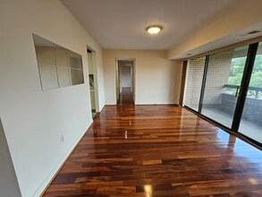 11305 Commonwealth Dr, Unit 304 in Rockville, MD - Foto de edificio - Building Photo