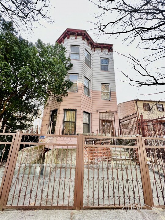 844 Trinity Ave in Bronx, NY - Building Photo