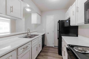 Hamlet Apartments in West Des Moines, IA - Building Photo