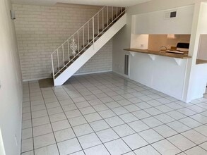 597 Paseo La Perla in Thousand Oaks, CA - Building Photo - Building Photo