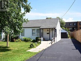 15 Eastern Ave in Brampton, ON - Building Photo