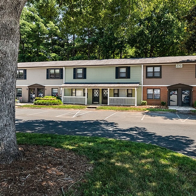 Gardens At Country Club in Winston-Salem, NC - Foto de edificio - Building Photo