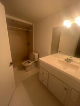 8290 Lake Dr in Doral, FL - Building Photo - Building Photo