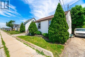126 Cross Ave in Oakville, ON - Building Photo - Building Photo