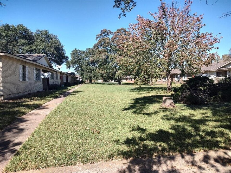 2000 Bahama Dr-Unit -1 in Seabrook, TX - Building Photo