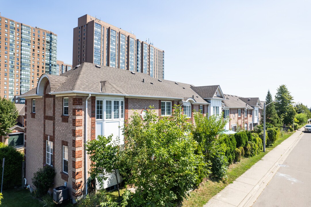 Confederation Park in Mississauga, ON - Building Photo