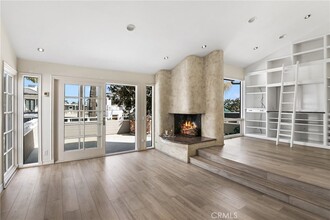 411 Goldenrod Ave in Newport Beach, CA - Building Photo - Building Photo