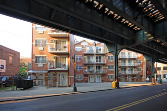 52-10 Roosevelt Ave in Flushing, NY - Building Photo - Building Photo