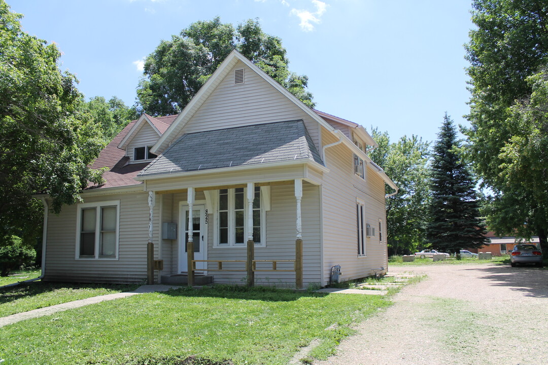 825 Madison St, Unit 1 in Vermillion, SD - Building Photo