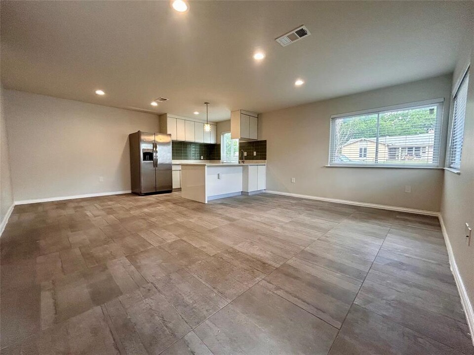 8907 Tronewood Dr in Austin, TX - Foto de edificio