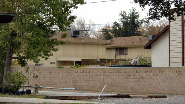 3890 Lugo Ave in San Bernardino, CA - Foto de edificio - Building Photo