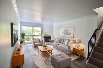 6041 Fulton Ave, Unit 205 in Los Angeles, CA - Foto de edificio - Building Photo